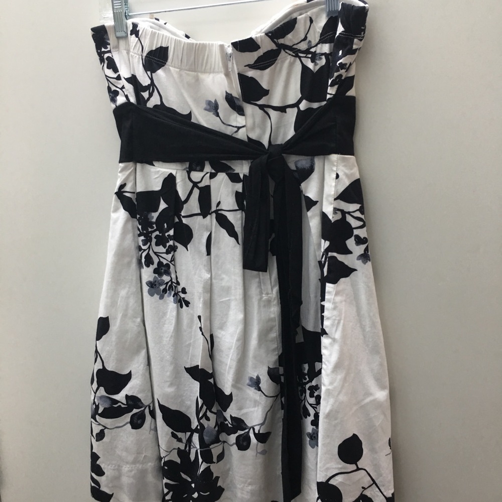 Dresses - Picture 2 of 4